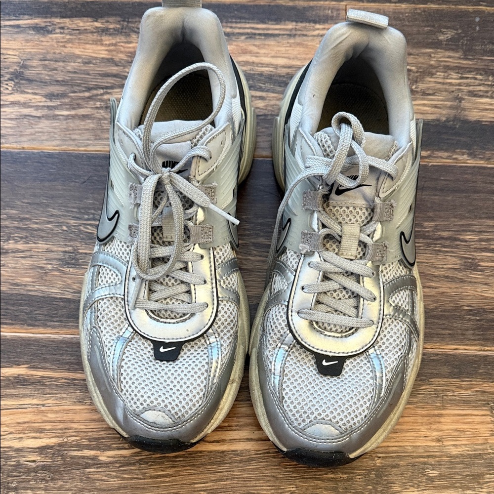 Nike woman’s V2K Shoes